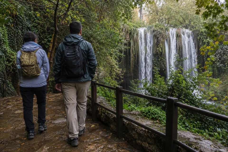 Visitors in practical walking shoes on the damp Upper Duden visitor route, AI recreation
